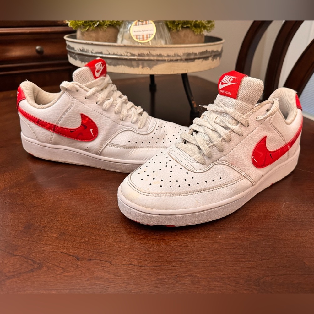 NIKE Court Vision, Red swoosh print, low top size 9